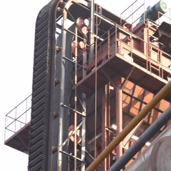 Transportador de banda lateral inclinado de caucho con sistema resistente al fuego de acero al carbono de alta calidad